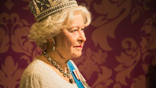 伊丽莎白女王，权力、传统与现代性的完美交融专题解读