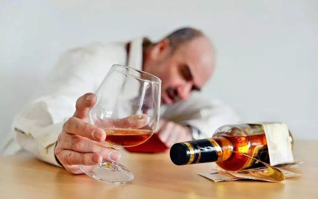 父亲饮酒突发疾病，警惕酒精与健康红线不可逾越