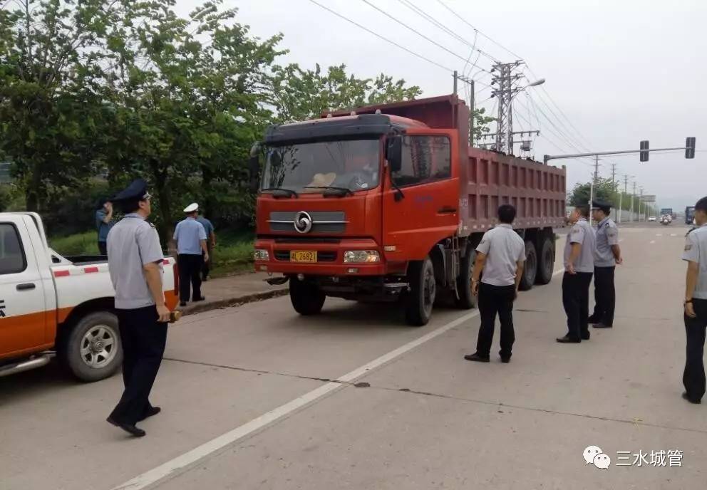 突发渣土运输问题：渣土运输车事故视频 