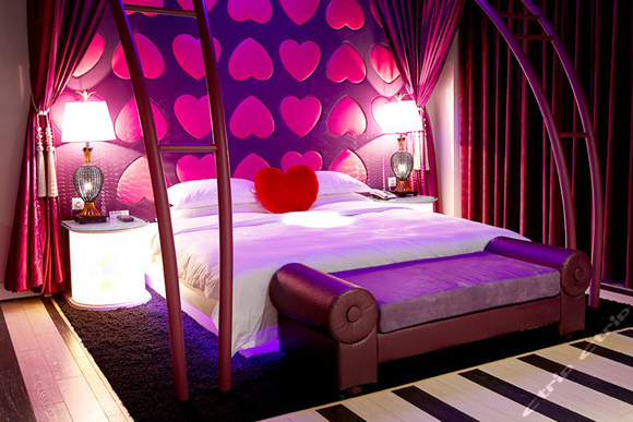 情侣主题酒店宣传海报：情侣主题酒店客房图片 