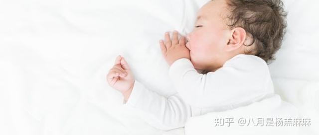 婴幼儿睡眠难题揭秘，宝宝为何不愿入睡，频繁发出声音？