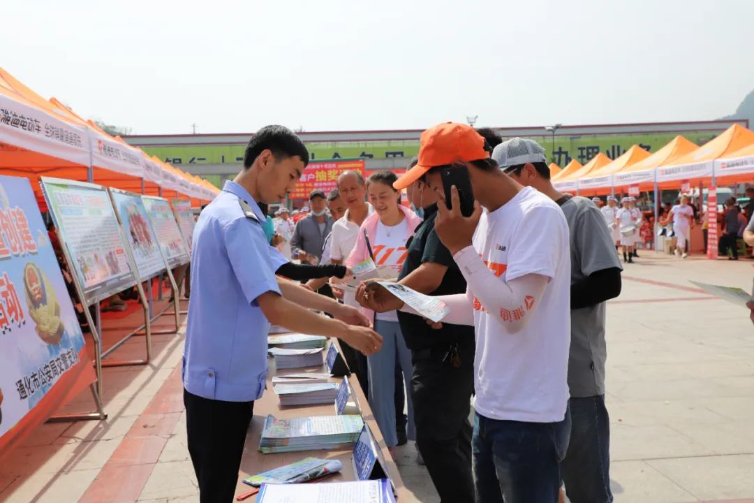 开展一盔一带宣传：一盔一带宣传总结 