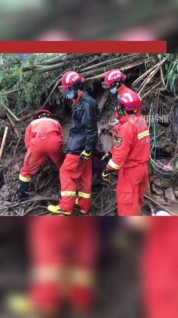 山洪突发显英勇，灾难应对显重要，男子救援行动揭示应对灾难的重要性
