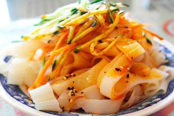 如何做凉皮不粘锅不断层：如何做凉皮不易断 