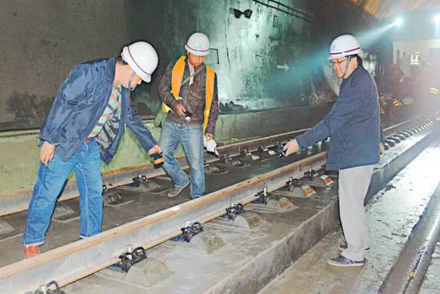 轨道线路地面敷设规范：铺设轨道 