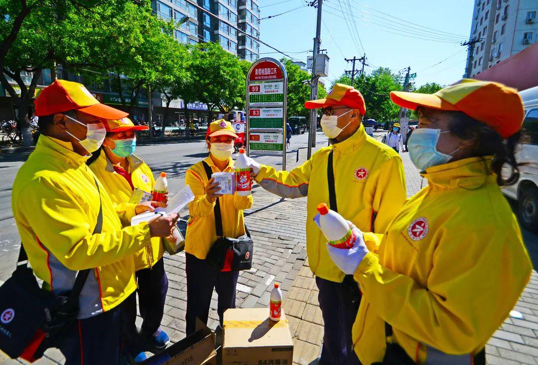 落实防疫用品发放：发放防疫用品 健康保驾护航 