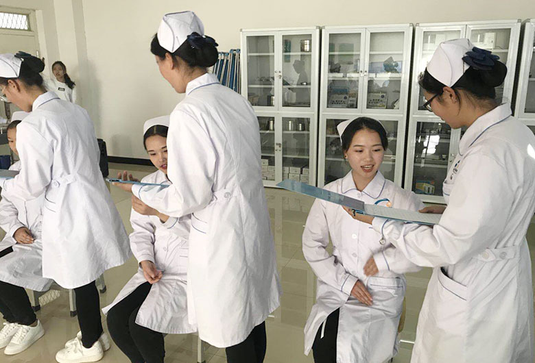 护理表情规范视频教学：护士表情礼仪的总体要求有哪些 