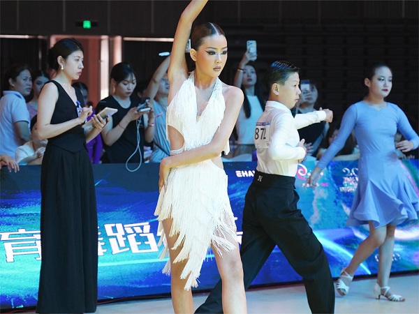 探寻舞蹈艺术璀璨星辰，群舞排名榜单揭秘！