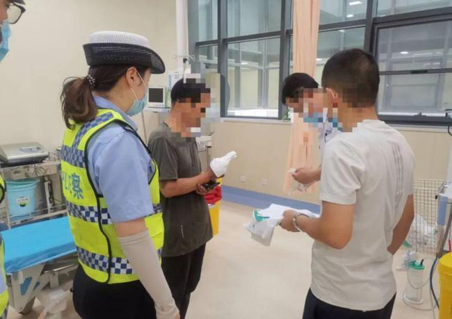 乘客紧急状况，群众联手火速送医救治