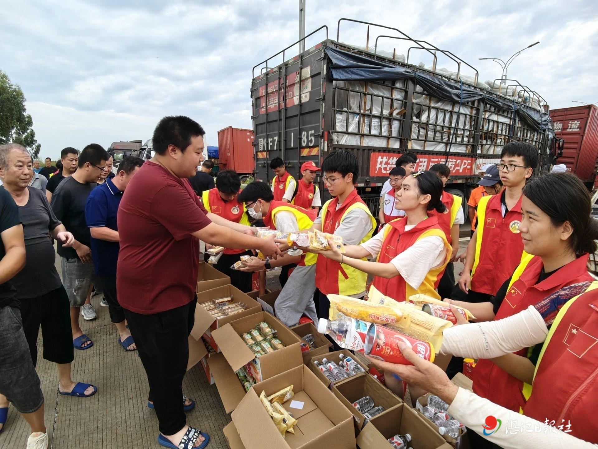 洪塘路口突发状况,考验社区凝聚力,展现邻里温情时刻