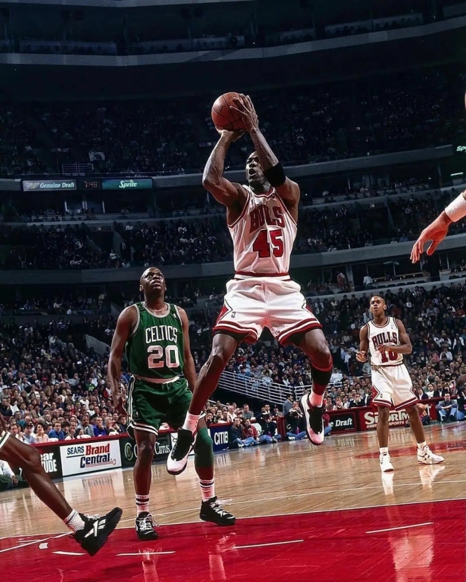 揭秘篮球传奇背后的故事，库里深度报道独家呈现