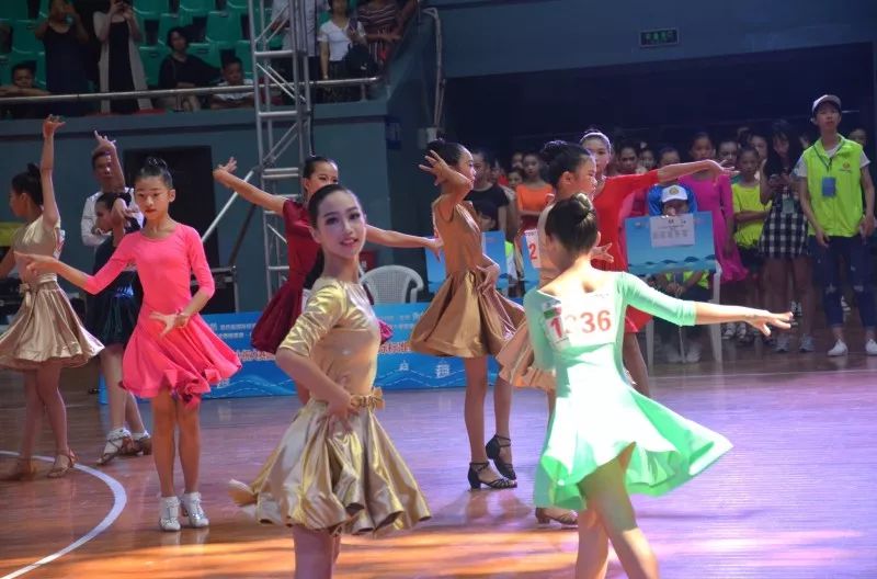 靖舞风采，广场舞舞动欢乐的海洋