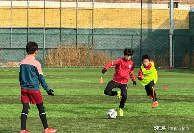 掌握高效传接球技术，提升足球表现的关键秘诀