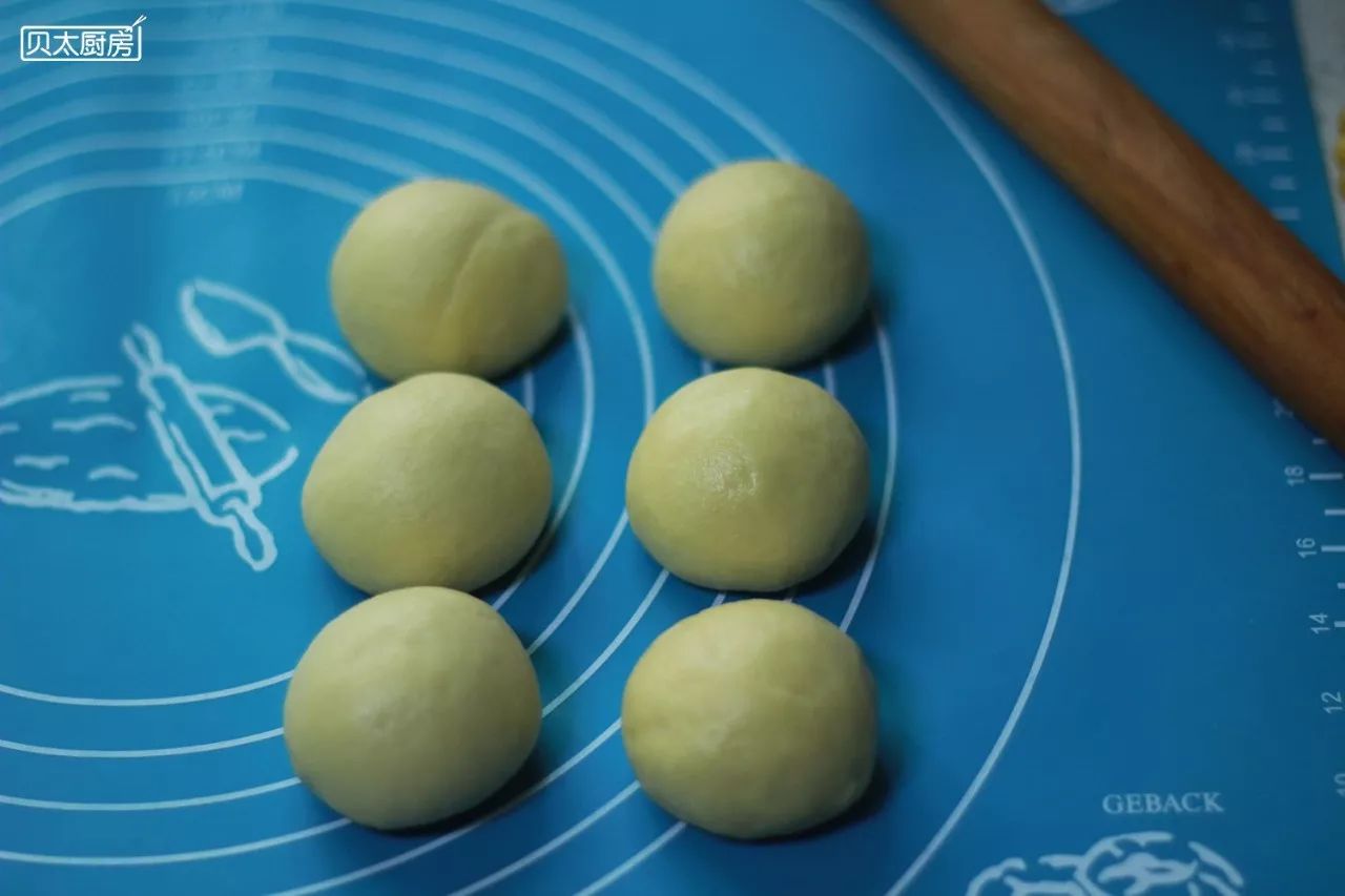 面团切割无困扰，小技巧助你轻松解决不断裂问题！