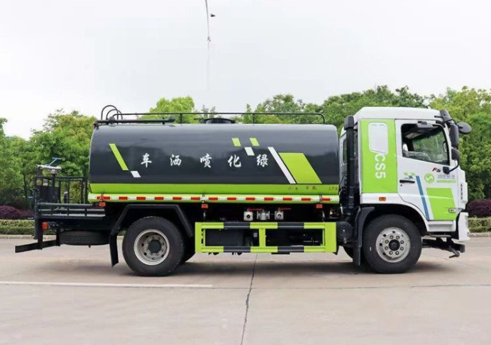 洒水车规范洒水的重要性及操作指南，确保安全、效率与环境保护的协同推进