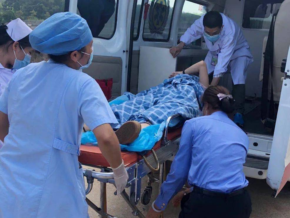 女生突发身体不适，全方位了解、应对与关怀指南