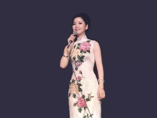 「揭秘中国丝绸旗袍的魅力，传统与时尚的完美结合」